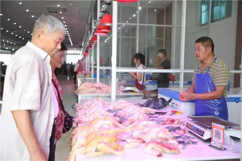 品种丰富、环境优良,隆力奇农贸市场开业