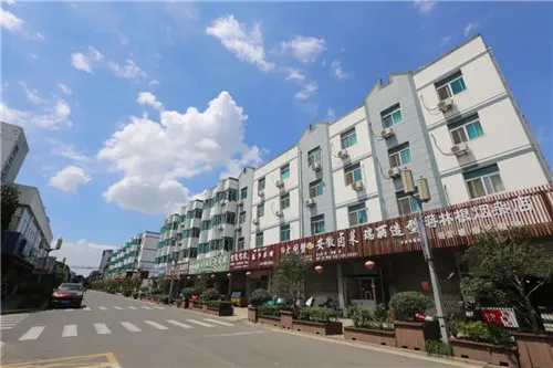 品种丰富、环境优良,隆力奇农贸市场开业