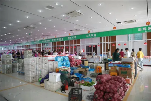 品种丰富、环境优良,隆力奇农贸市场开业