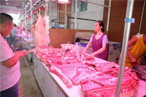 品种丰富、环境优良,隆力奇农贸市场开业