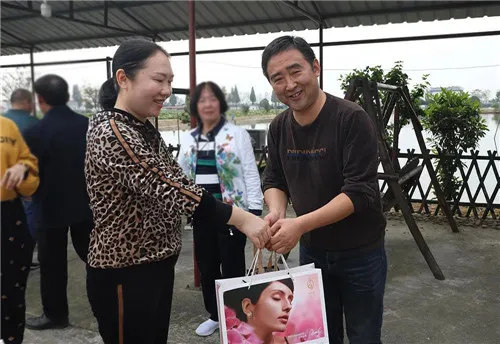 绿之韵集团党委走进湘阴,开展慰问老党员活动
