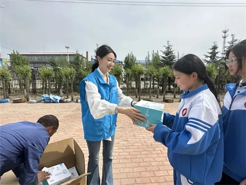 艾多美“卫艾守护”丨走进黑龙江省哈尔滨市延寿县加信镇中学(图2) 艾多美“卫艾守护”丨走进黑龙江省哈尔滨市延寿县加信镇中学(图2)